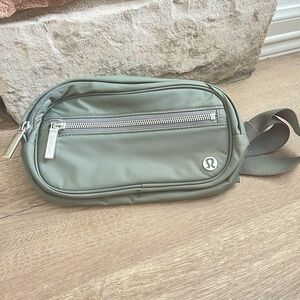 Lululemon Wunderlust grey sage 1.8 L wunderlust belt Bag